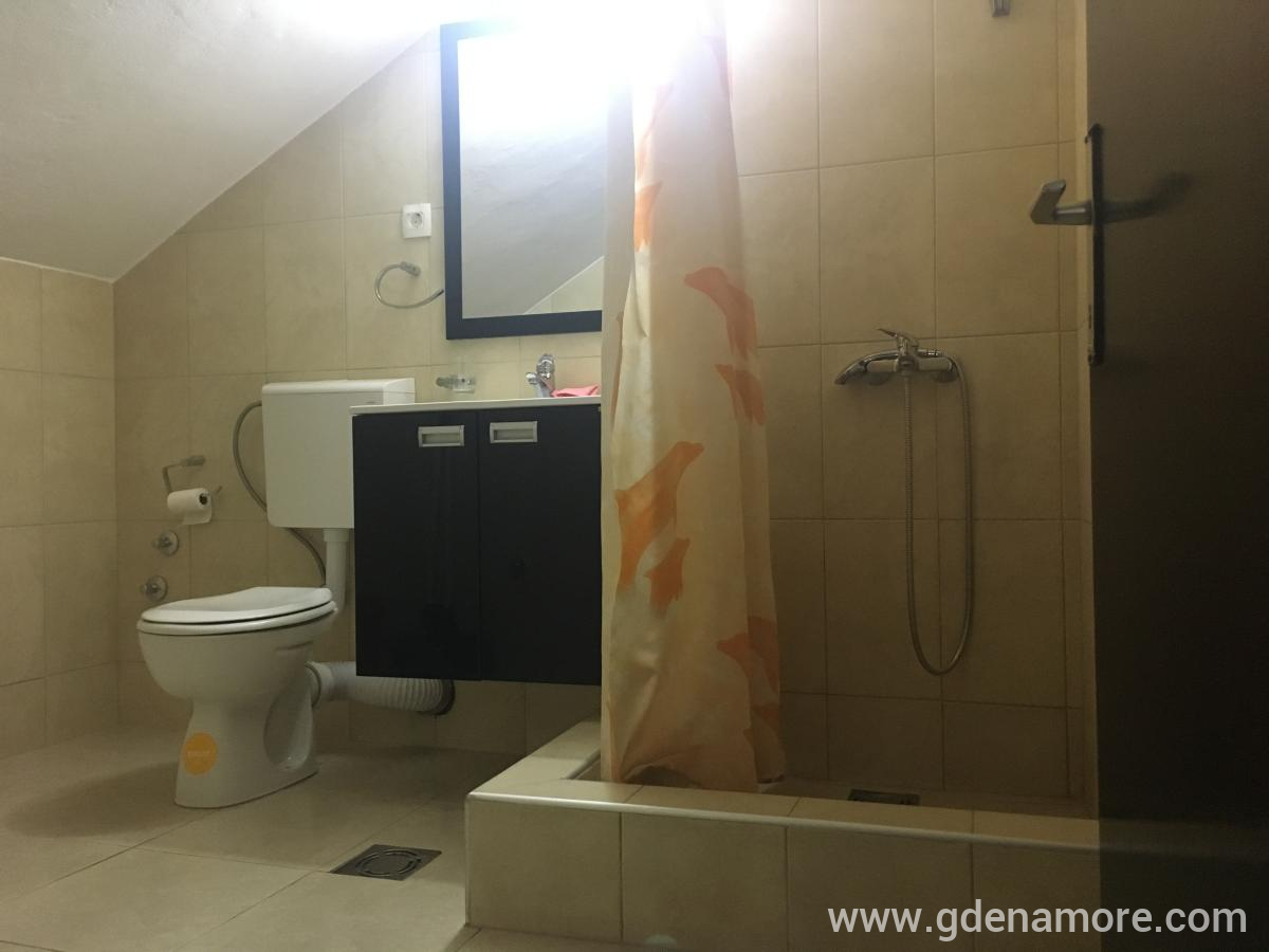 Apartmani u porodičnoj kući u Bečićima, privatni smeštaj u mestu Bečići, Crna Gora - apartman br. 3 u kući