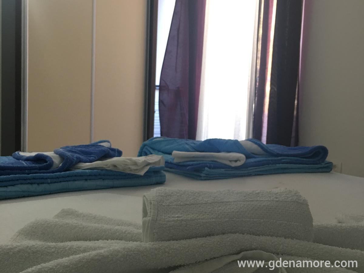 Apartmani u porodičnoj kući u Bečićima, privatni smeštaj u mestu Bečići, Crna Gora - apartman br. 3 u kući
