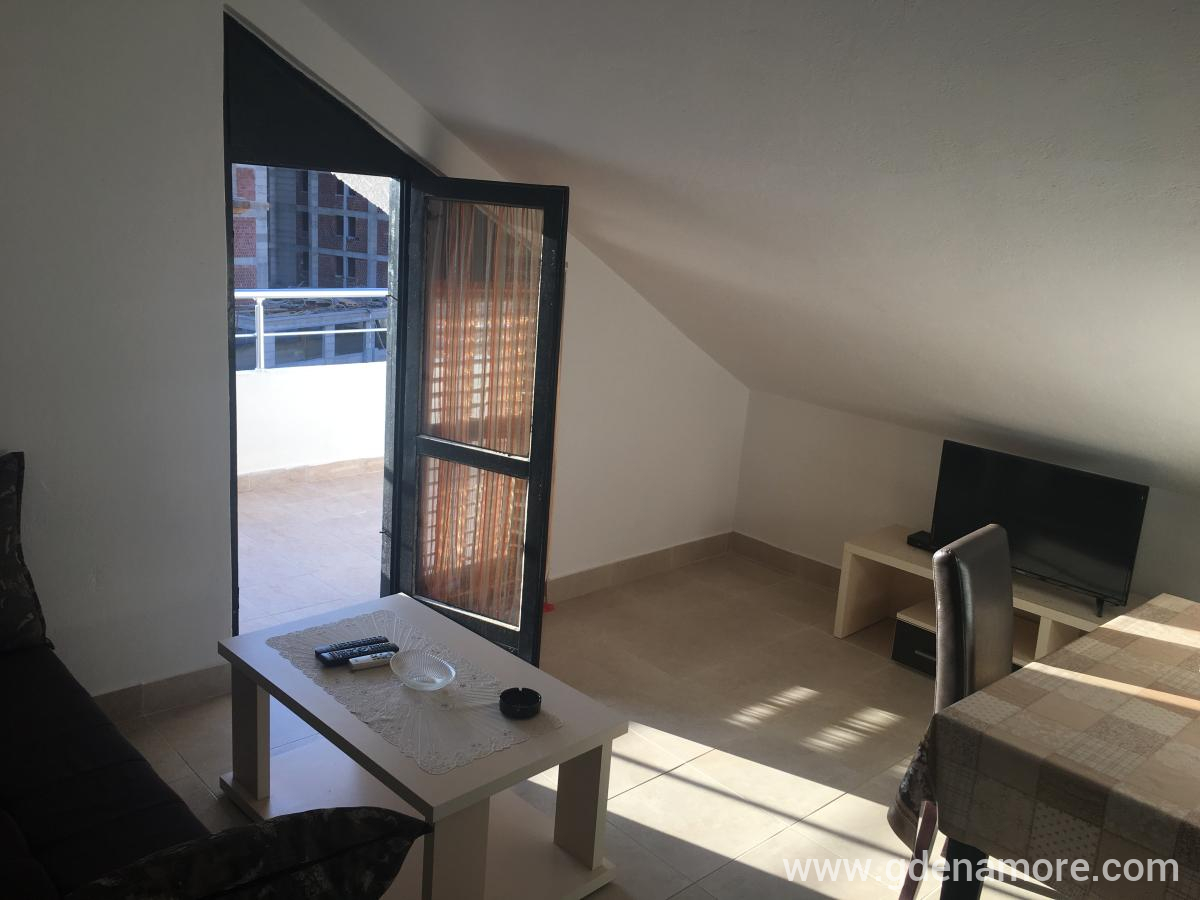 Apartmani u porodičnoj kući u Bečićima, privatni smeštaj u mestu Bečići, Crna Gora - apartman br. 4 u kući