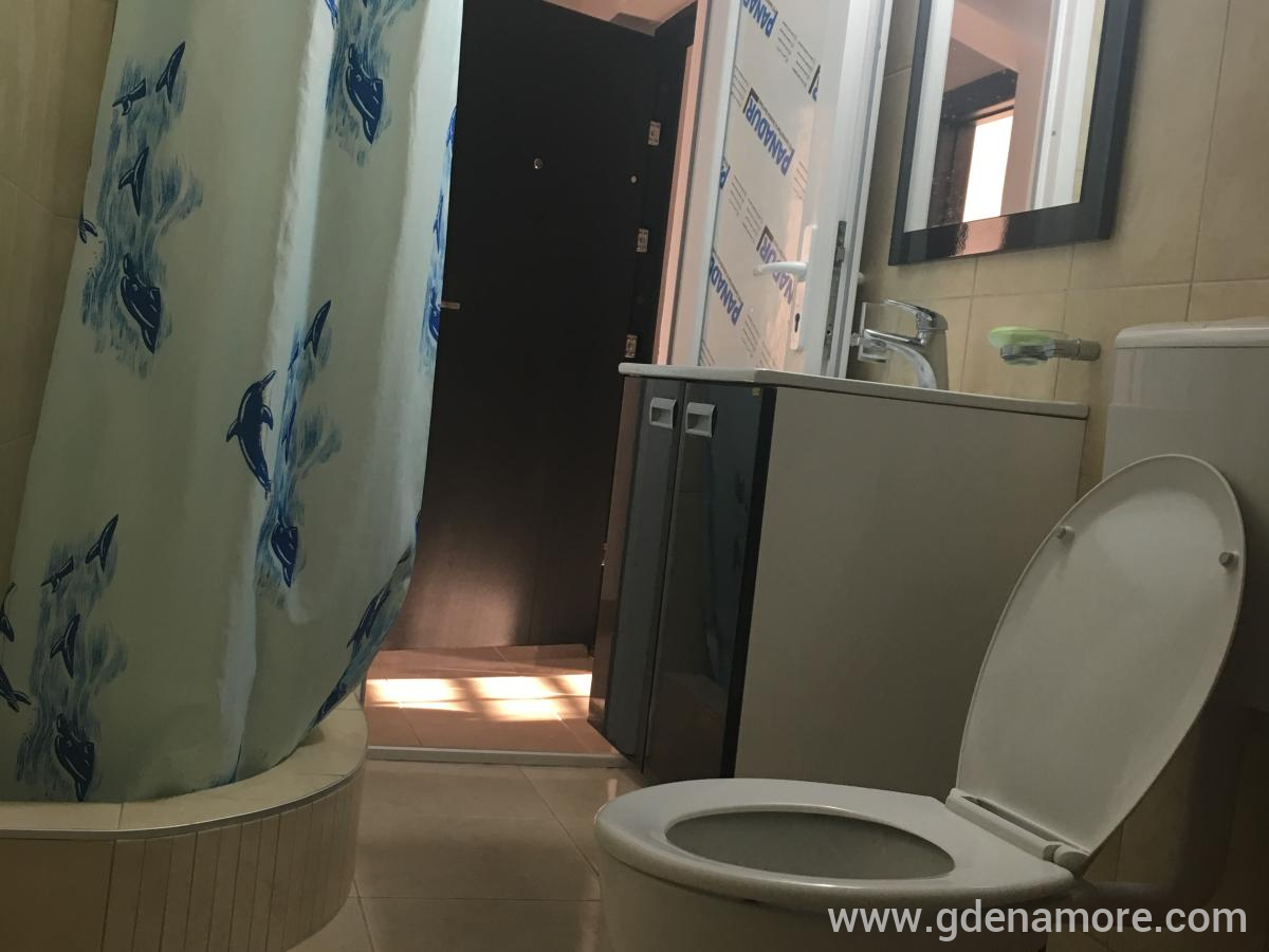 Apartmani u porodičnoj kući u Bečićima, privatni smeštaj u mestu Bečići, Crna Gora - apartman br. 4 u kući