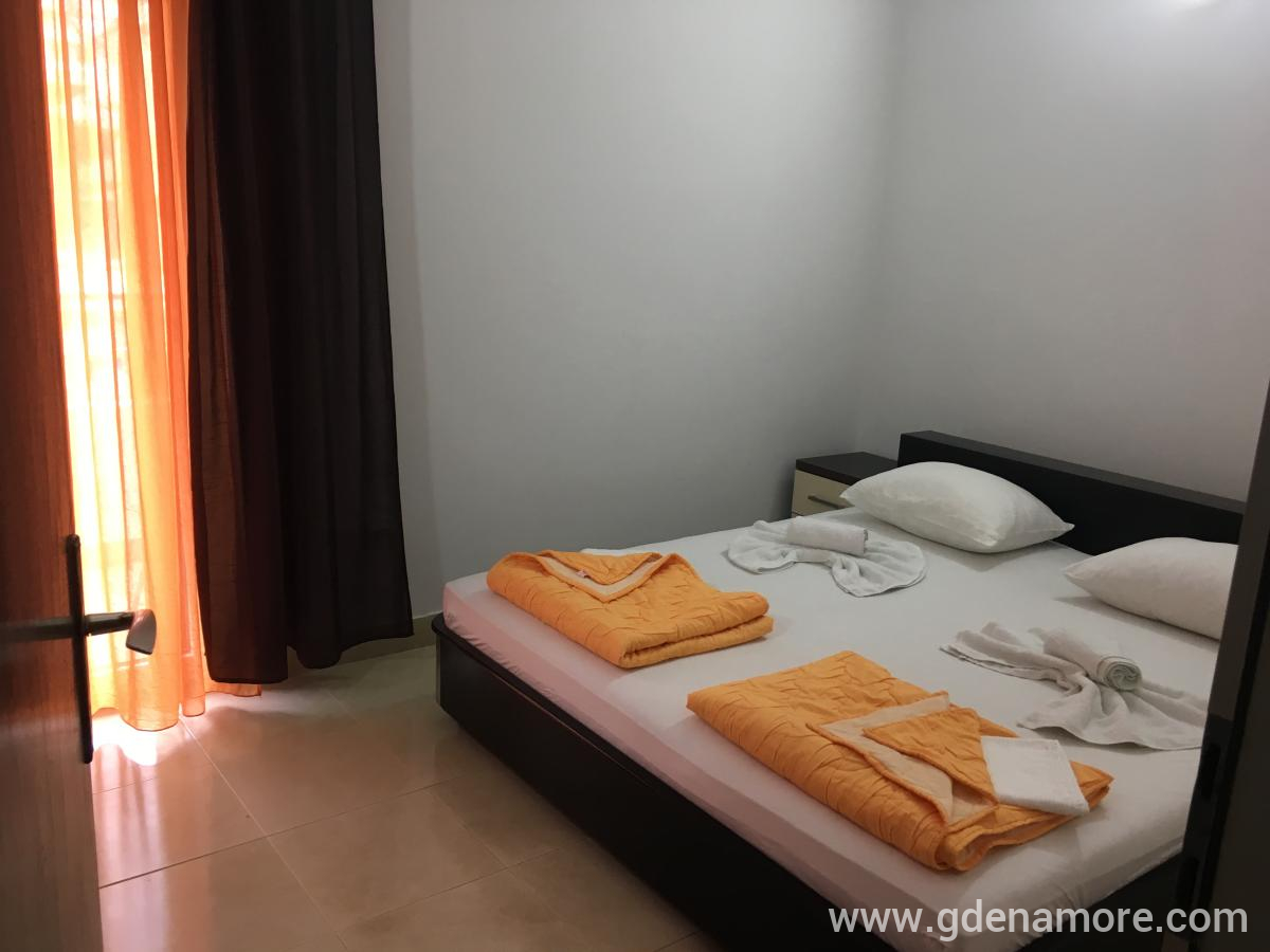 Apartmani u porodičnoj kući u Bečićima, privatni smeštaj u mestu Bečići, Crna Gora - apartman br. 1u kući