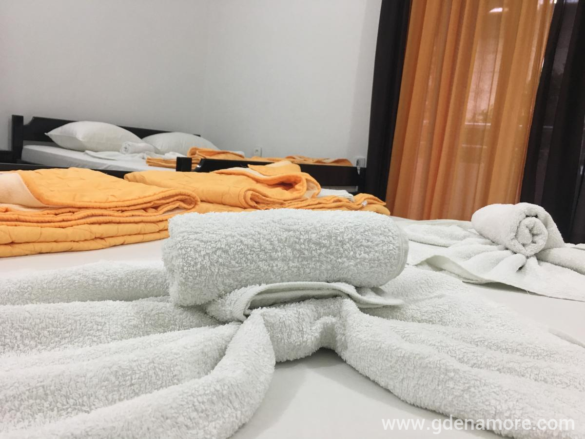 Apartmani u porodičnoj kući u Bečićima, privatni smeštaj u mestu Bečići, Crna Gora - apartman br.2 u kući