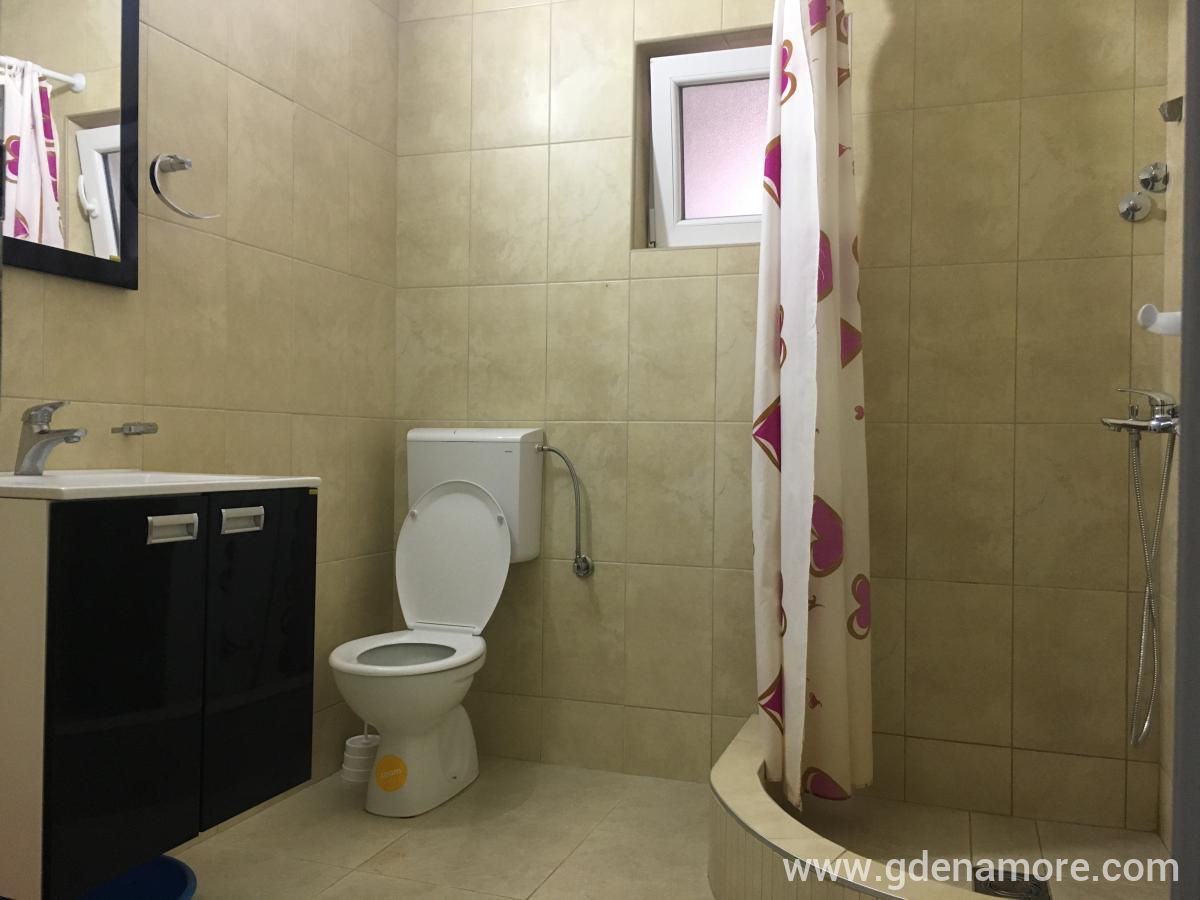 Apartmani u porodičnoj kući u Bečićima, privatni smeštaj u mestu Bečići, Crna Gora - apartman br.2 u kući